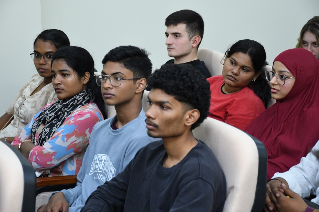 Zəfər Qurbanov əcnəbi tələbələrlə görüş keçirdi - FOTOLAR